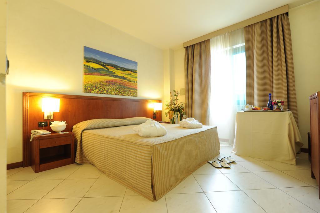 ניקלינו Hotel Parisi מראה חיצוני תמונה