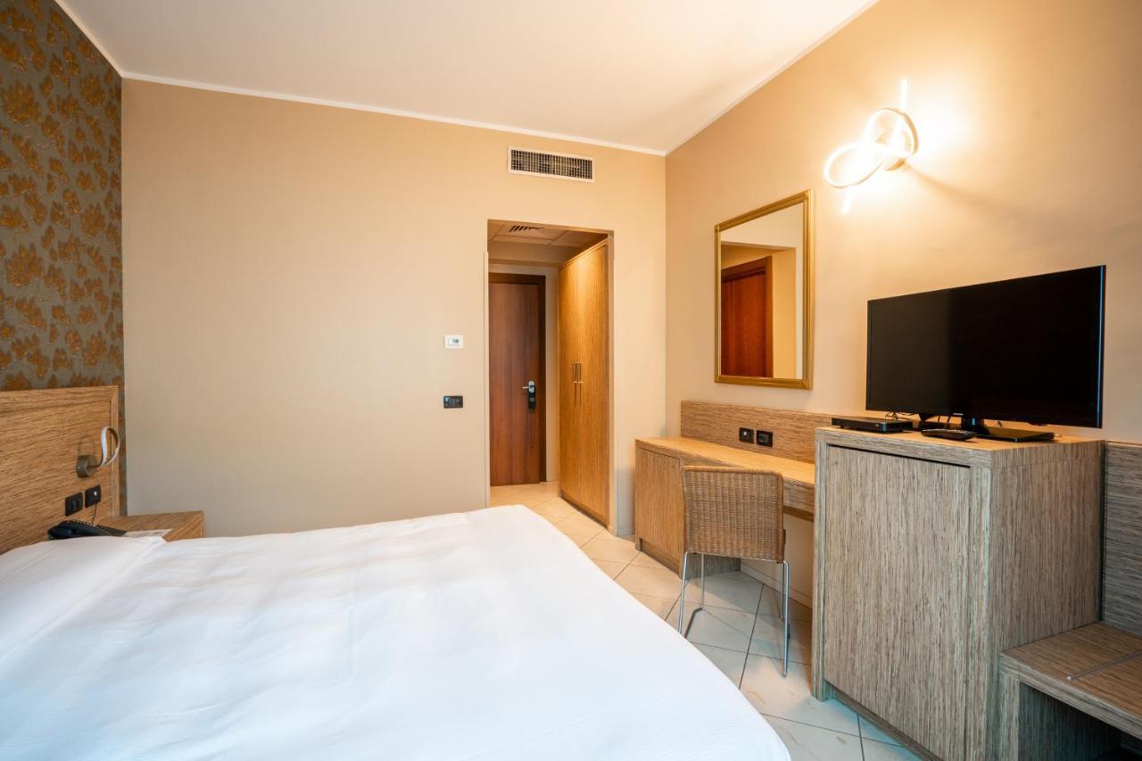 ניקלינו Hotel Parisi מראה חיצוני תמונה